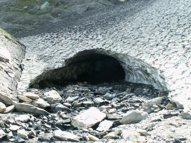 eisig kalte Luft strömt aus dem Loch heraus