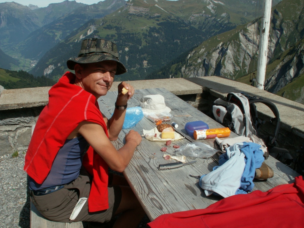 Franco geniesst das Essen vor der Hütte