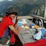 Franco geniesst das Essen vor der Hütte