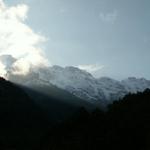 die Sonne kommt langsam hinter den Bergen hervor