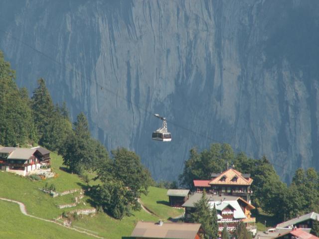 die Schilthornbahn schwebt über Gimmelwald