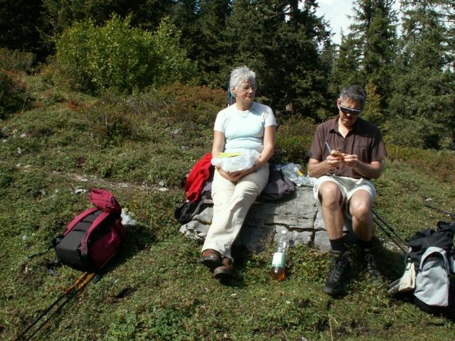 Peter macht das Essen bereit. Ursi schaut kritisch zu