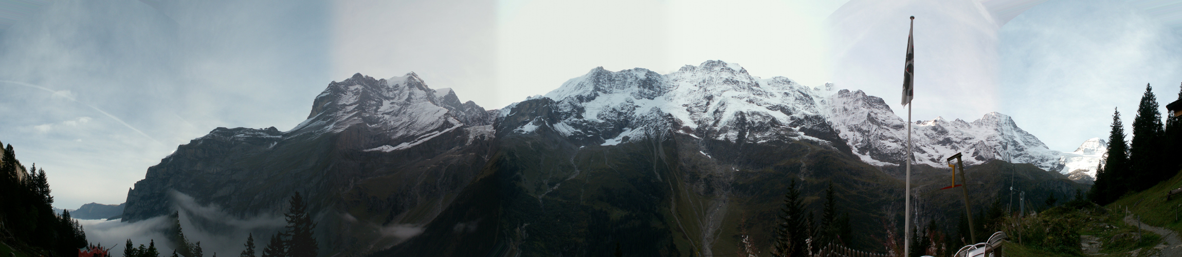 Breitbildfoto vom Berggasthaus Tschingelhorn aus gesehen
