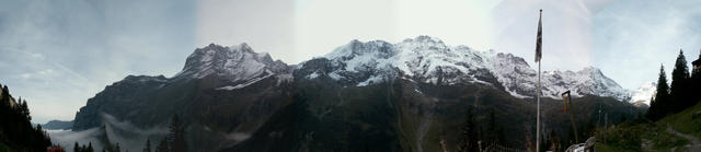 Breitbildfoto vom Berggasthaus Tschingelhorn aus gesehen