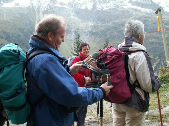 Ursi nimmt ihre Wanderschuhe ins Tal runter