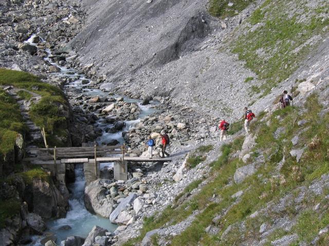 die GAC Gruppe bei der Brücke