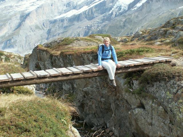 Mäusi auf der Brücke über den Chrummbach