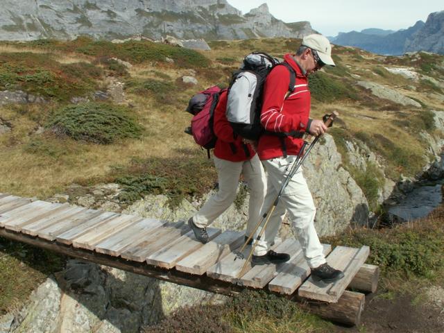 Peter führt Ursi über die Brücke