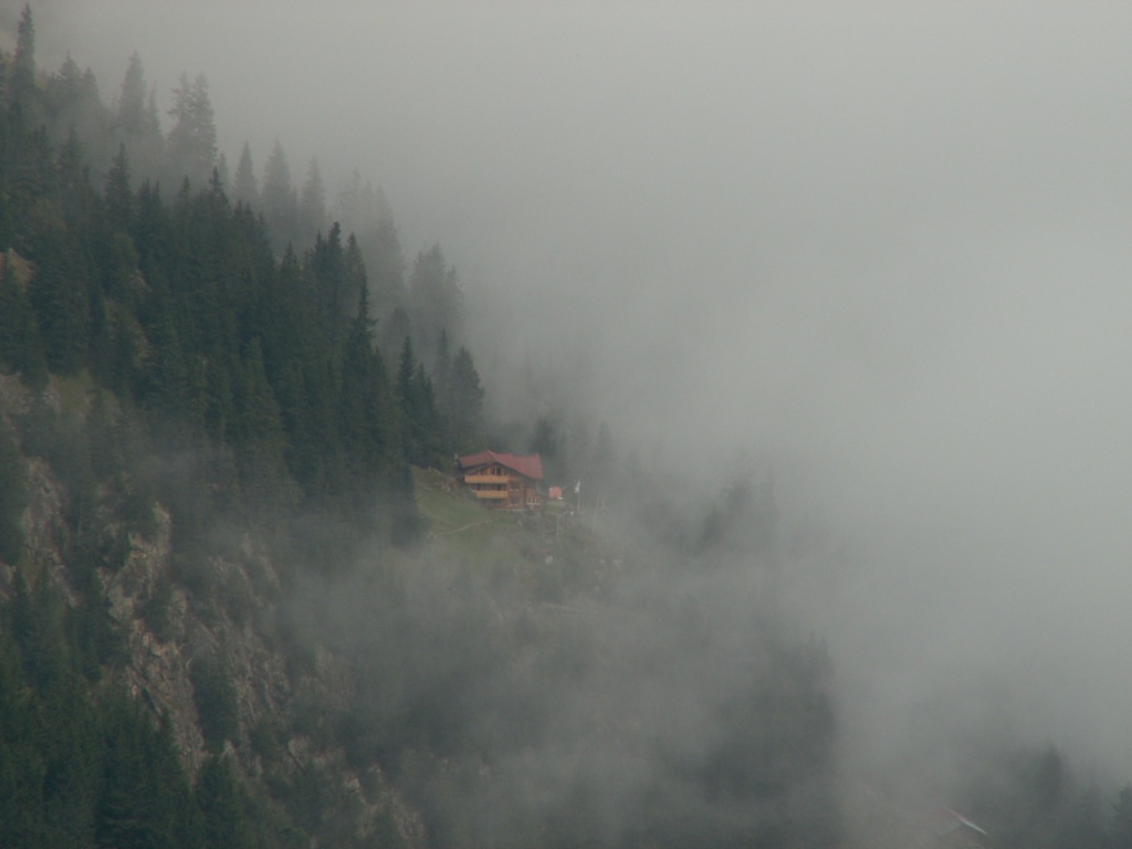 das Berggasthaus Tschingelhorn im Nebel