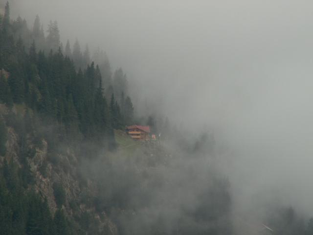 das Berggasthaus Tschingelhorn im Nebel