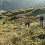 der Weg führt über steile Weiden runter