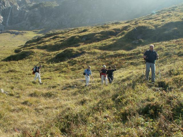 der Weg führt über steile Weiden runter