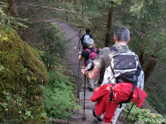 steil geht es bei der Schlucht runter