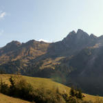 Breitbildfoto vom Chrauchtal. In der Mitte der Risetenpass