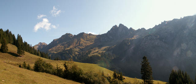 Breitbildfoto vom Chrauchtal. In der Mitte der Risetenpass