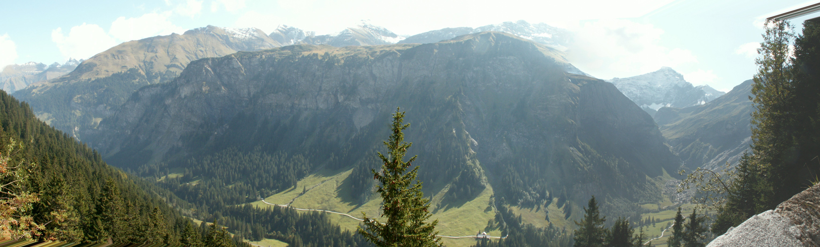 Breitbildfoto vom Weisstannental