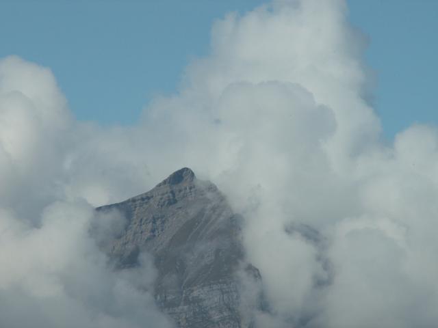 der Vorder Glärnisch schaut aus den Wolken