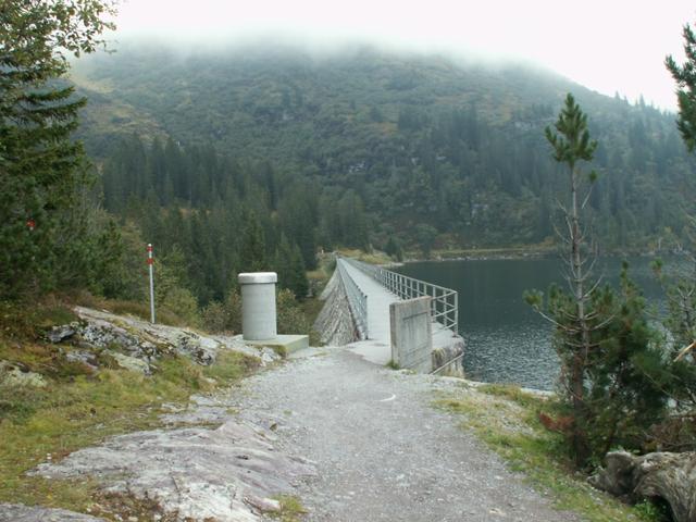 es geht über die Staumauer