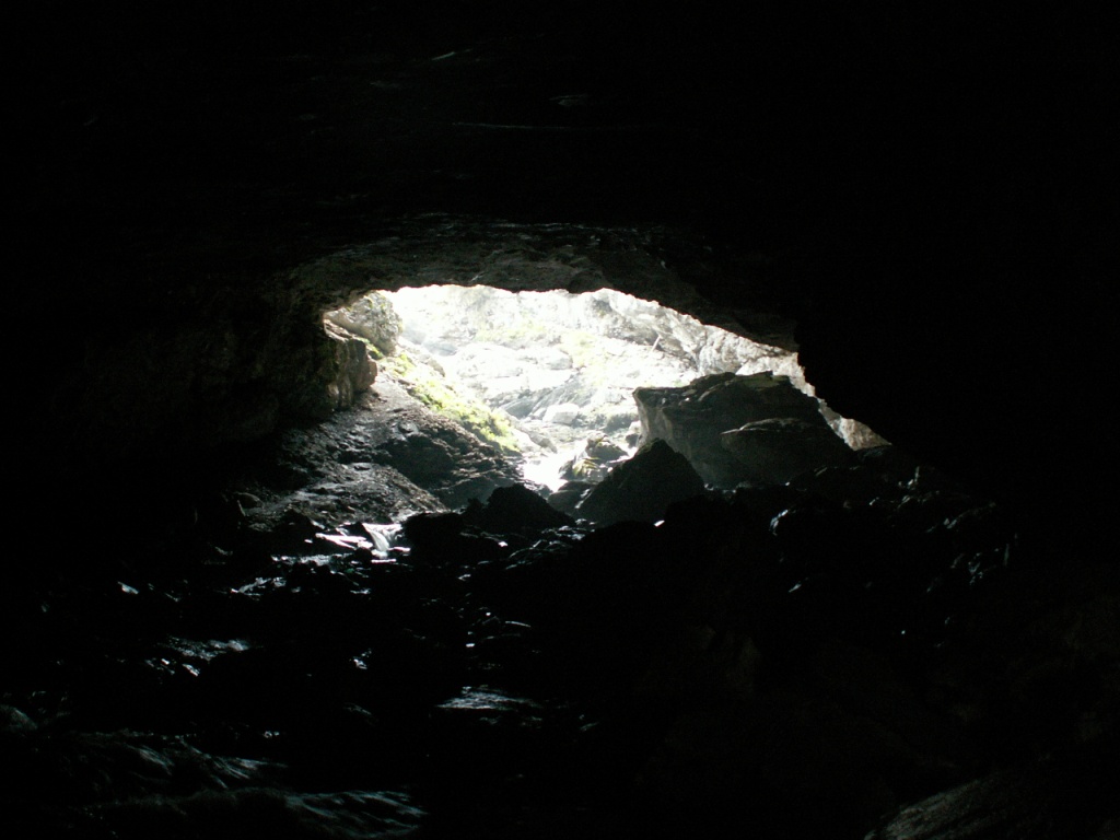 durch die Höhle fliesst der Niderenbach