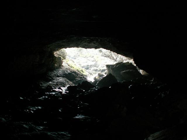 durch die Höhle fliesst der Niderenbach