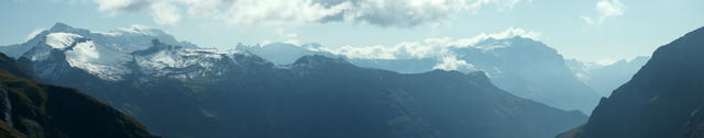 Breitbildfoto der Glarner Berge, von Stäfeli aus gesehen