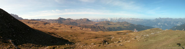 Breitbildfoto mit Blick Richtung Spitzmeilenhütte und Flumserberg