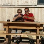 Prost. Mäusi und Franco geniessen die Sonne