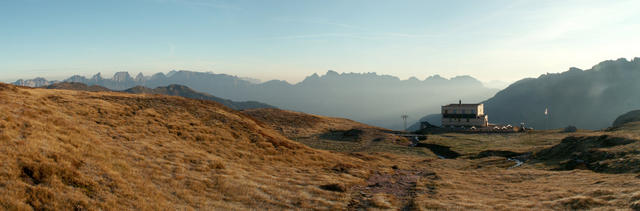 Breitbildfoto mit Spitzmeilenhütte