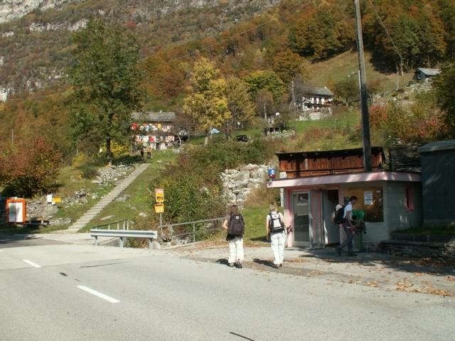 rechts bei den Treppen beginnt der Wanderweg