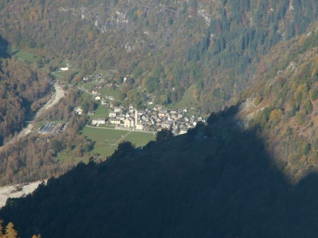 Blick runter ins Verzasca Tal mit Sonogno