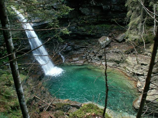 der Wildbach Rierna mit Wasserfall