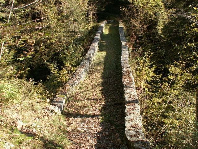 über eine uralte Brücke 868 m.ü.M. erreichen wir