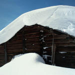 so viel Schnee auf dieser Alphütte