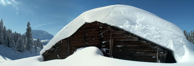 so viel Schnee auf dieser Alphütte