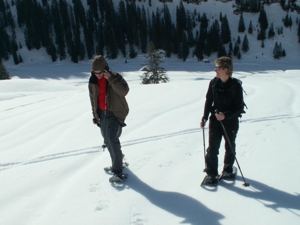 Stefano und Mäusi geniessen das Schneeschuhlaufen