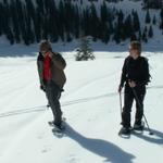Stefano und Mäusi geniessen das Schneeschuhlaufen