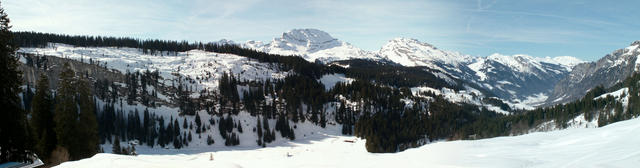 Breitbildfoto von Bergen aus gesehen