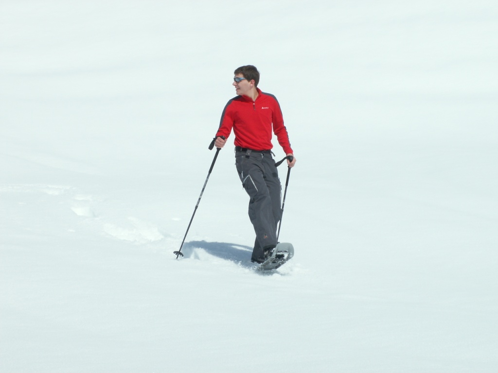 Stefano geniesst das Schneeschulaufen