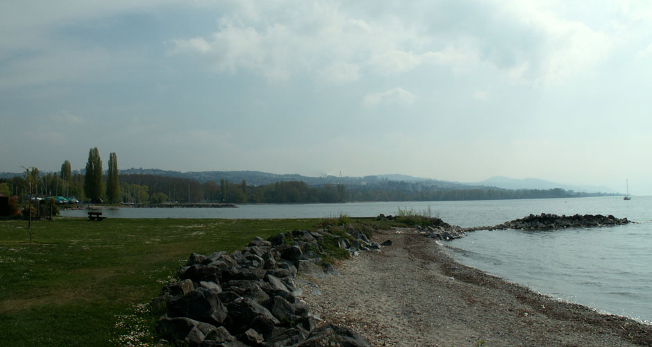 Blick vom Genfersee aus zurück Richtung Lausanne