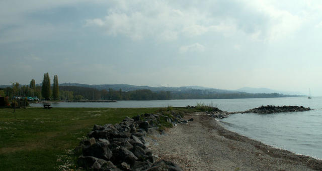 Blick vom Genfersee aus zurück Richtung Lausanne