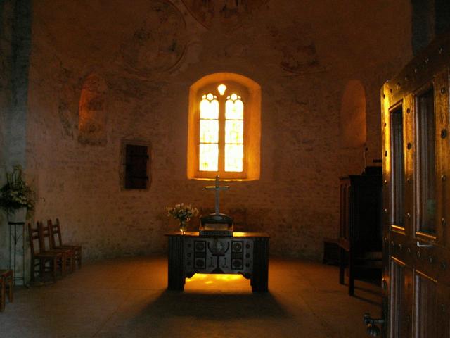 Blick in die Kirche mit Altar
