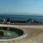 Breitbildfoto vom Schloss in Nyon mit Blick zum Genfersee