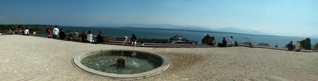 Breitbildfoto vom Schloss in Nyon mit Blick zum Genfersee