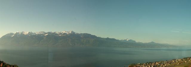 Breitbildfoto vom Genfersee mit Dents du Midi und Mont Blanc