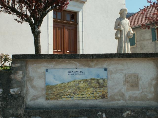 Kirche mit Statue Saint-Jaques in Beaumont