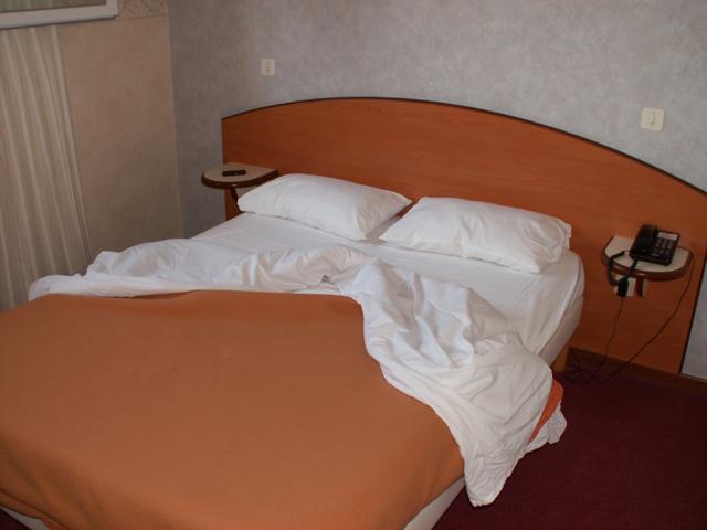 das Hotelzimmer