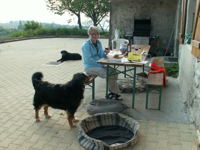 Mäusi beim Essen mit Gesellschaft