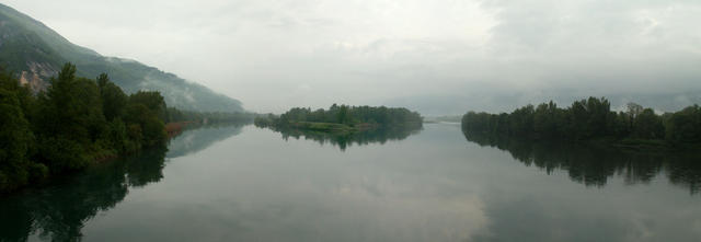 Breitbildfoto von der Brücke aus, auf die Rhône