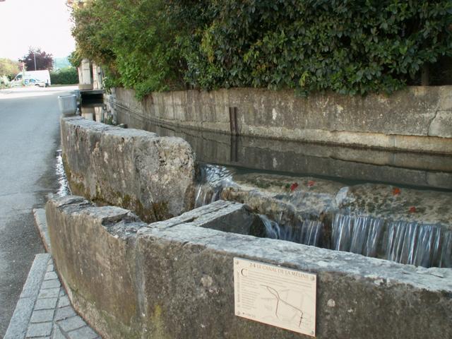 solche Wasserkanäle durchlaufen die ganze Stadt