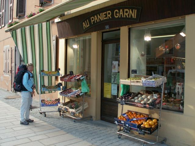 Mäusi beim Einkaufen in Yenne